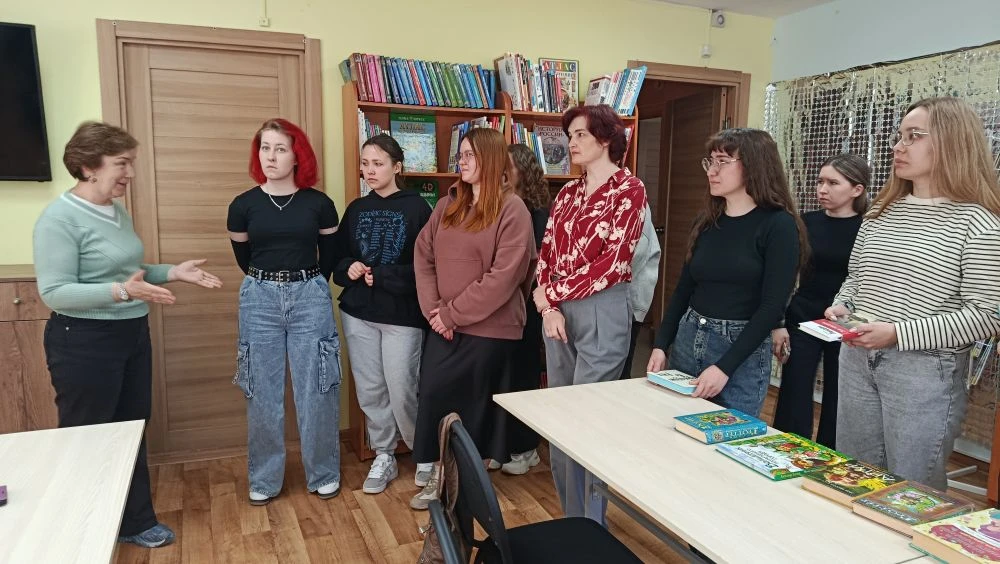 Студенты знакомятся с библиотекой
